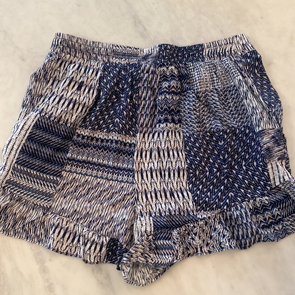 BCBG ruffle short, size small - Picture 3 of 3